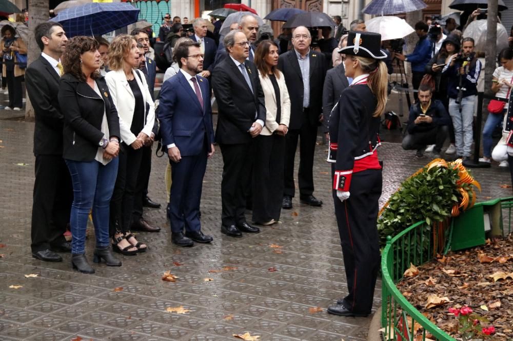 Les ofrenes florals al monument a Rafael Casanova