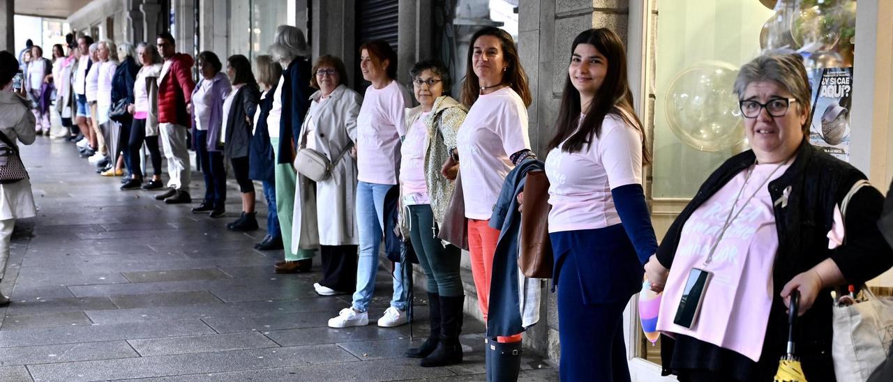 Cadena humana en rosa en los Soportais de A Ferrería de Pontevedra organizada por la AECC ayer.