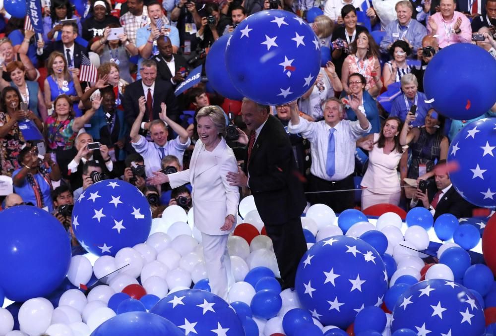 La exsecretaria de Estado Hillary Clinton aceptó hoy ser la nominada demócrata para convertirse en la primera mujer presidenta de Estados Unidos como colofón de la convención que se celebra estos días en Filadelfia.