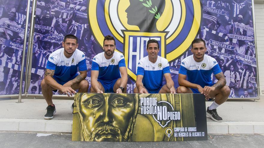 Acuña, Falcón, Pedro y Borja posaron con el cartel de la campaña.