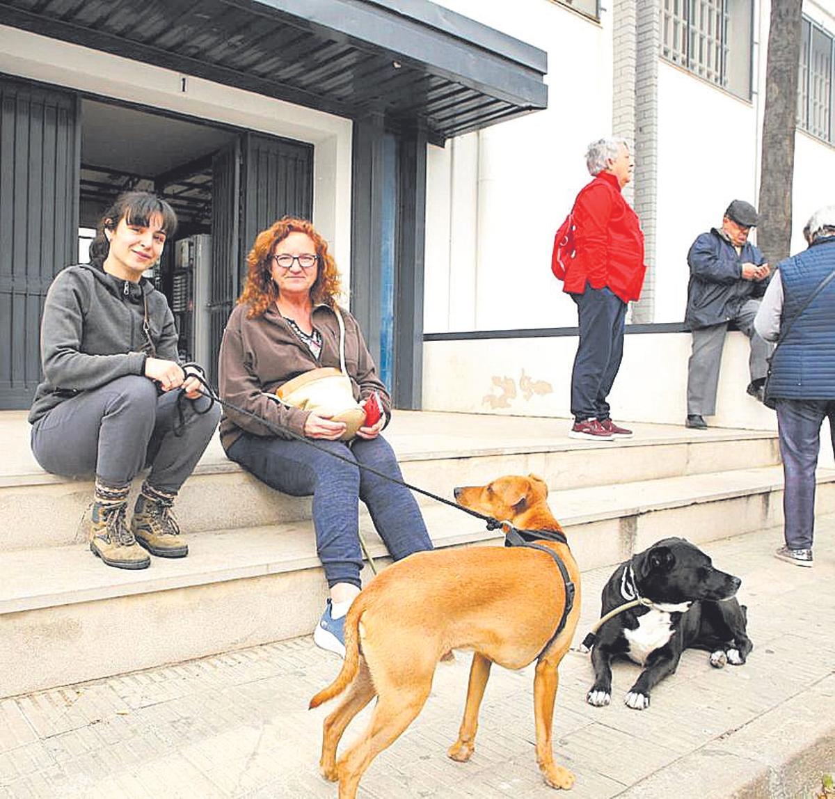 Andrea Martínez y Esperanza Sanchís, vecinas de Arañuel, en el polideportivo de Onda.