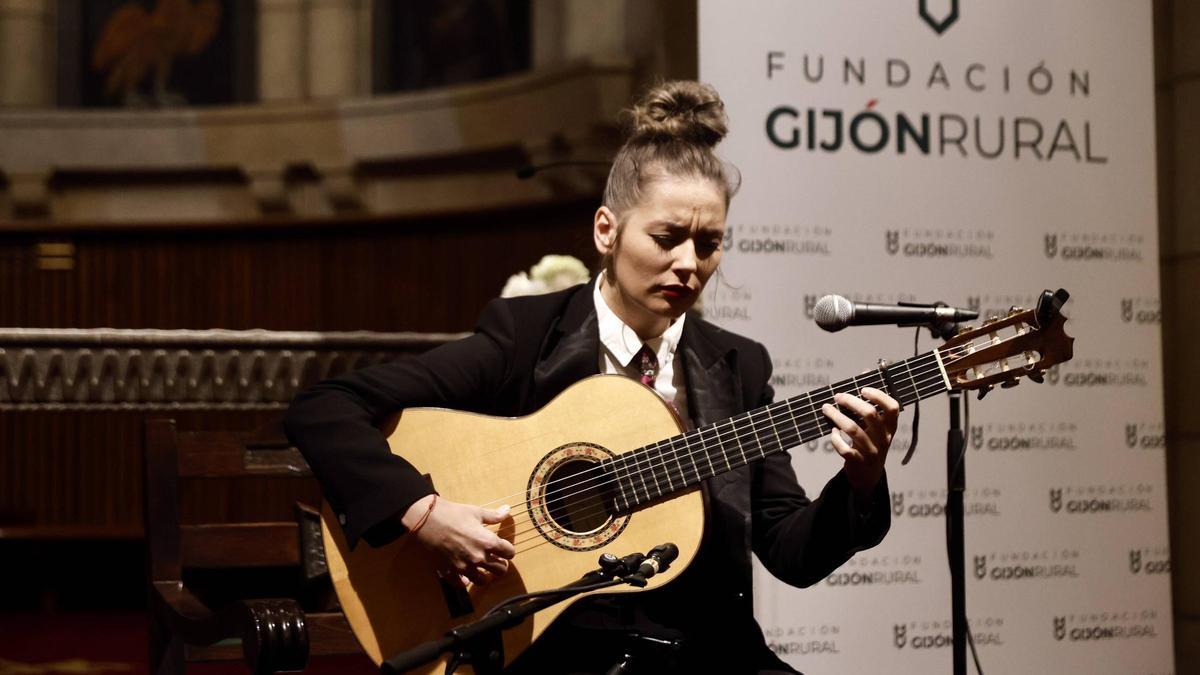 El concierto solidario en Gijón dela guitarrista flamenca Mercedes Luján, en imágenes