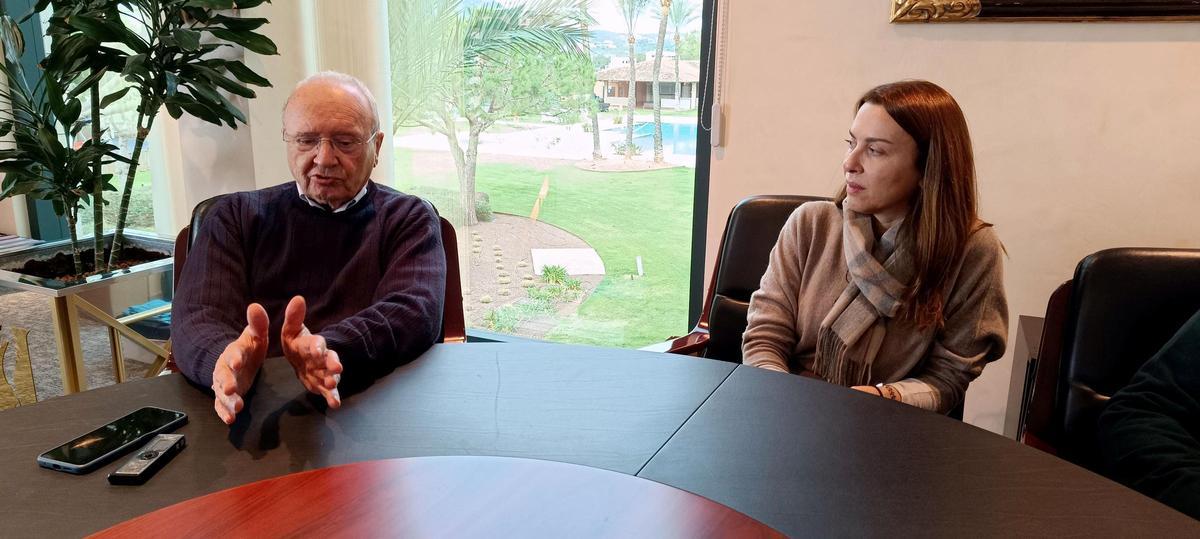 Juan Llull durante la entrevista, a su lado su hija María Antonia Llull, vicepresidenta de la compañía.