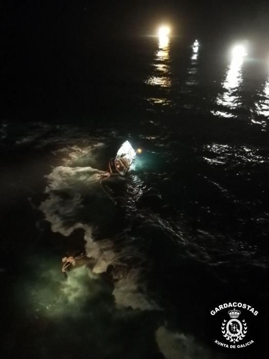 Un muerto al embarrancar un barco en Porto do Son