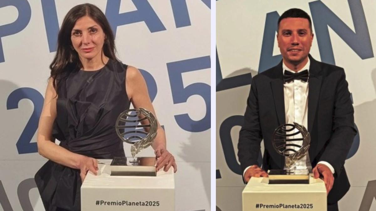 Espido Freire y Defreds en el photocall de la gala del Premio Planeta de Novela 2025.