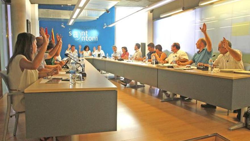 Los concejales de Sant Antoni levantan la mano durante una de las votaciones.