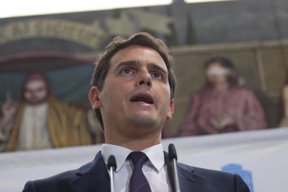 El líder nacional de Ciudadanos ha sido premiado por los abogados de Málaga con el 'World Peace and Liberty Award', un galardón que ha recibido de la mano del decano Francisco Javier Lara.