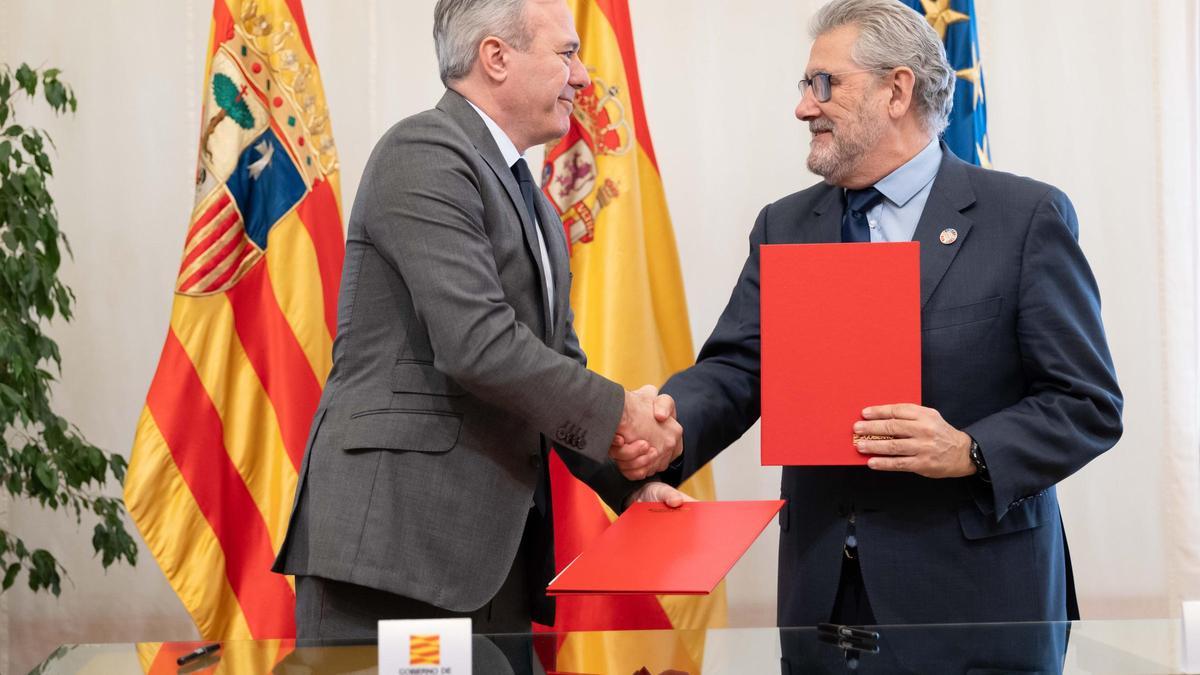 Jorge Azcón y José Antonio Mayoral firman el acuerdo, esta mañana en el Pignatelli.