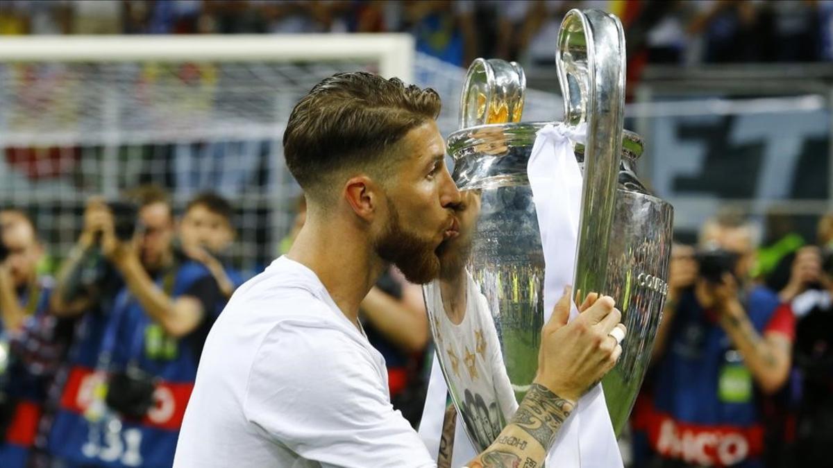 Sergio Ramos besa la 11ª Copa de Europa del Madrid, conquistada ante el Atlético de Madrid en Milán.