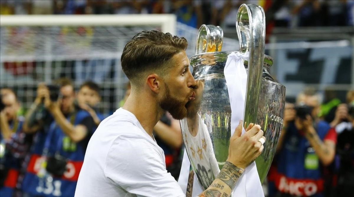 Sergio Ramos besa la 11ª Copa de Europa del Madrid, conquistada ante el Atlético de Madrid en Milán.