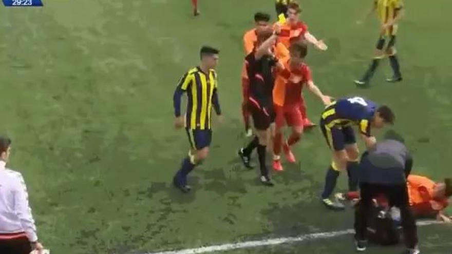 Entrada terrorífica en un Galatasaray-Fenerbahçe... juvenil