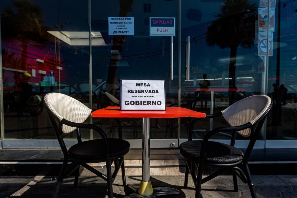 Más de 500 personas se manifiestan en Benidorm contra la decisión del cierre del ocio nocturno.