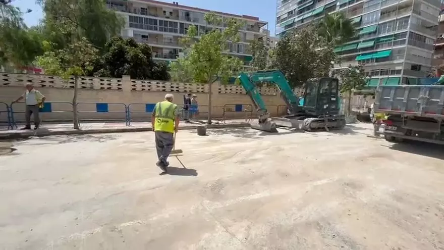 Aguas de Alicante prevé que el tráfico de la avenida de Bruselas tras el gran socavón se podrá recuperar el sábado por la mañana "como tarde"