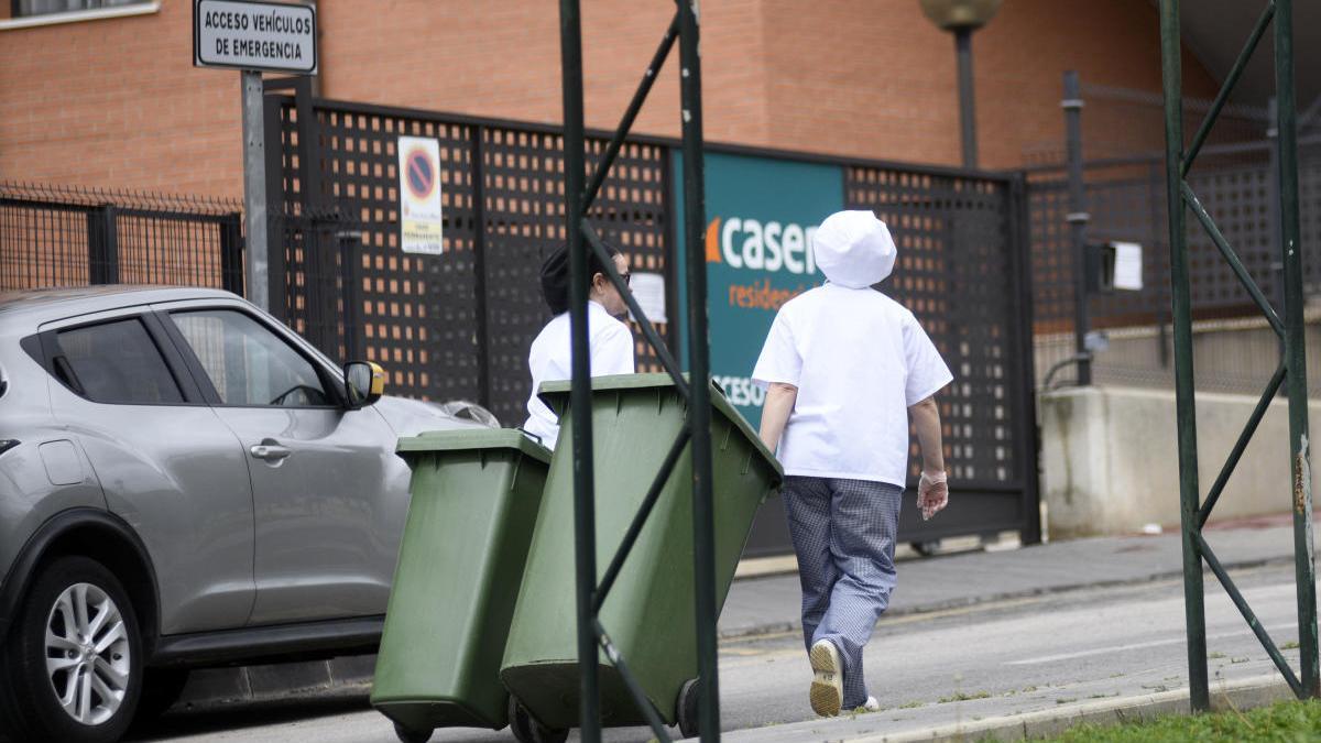 &quot;Los trabajadores del centro Caser arrojan basura al contenedor público&quot;