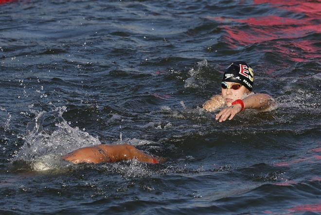 Ángela Martínez Guillén compite en la prueba de natación en aguas abiertas femenina en el río Sena, en el marco de los Juegos Olímpicos París 2024, este jueves, en la capital gala.