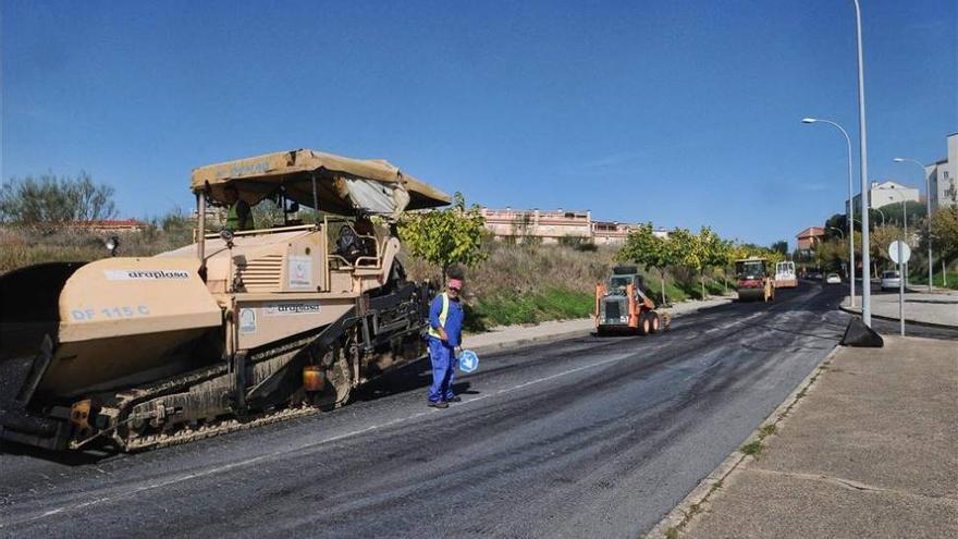 Fomento prevé iniciar el plan de asfaltado en Plasencia el próximo mes