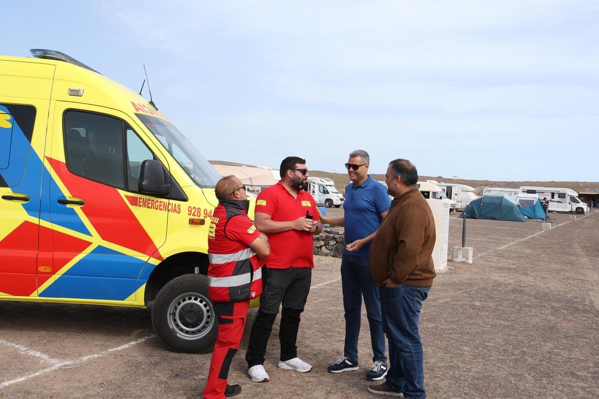 Francisco Aparicio y Samuel Martín (d), junto a sanitarios en el camping de Papagayo