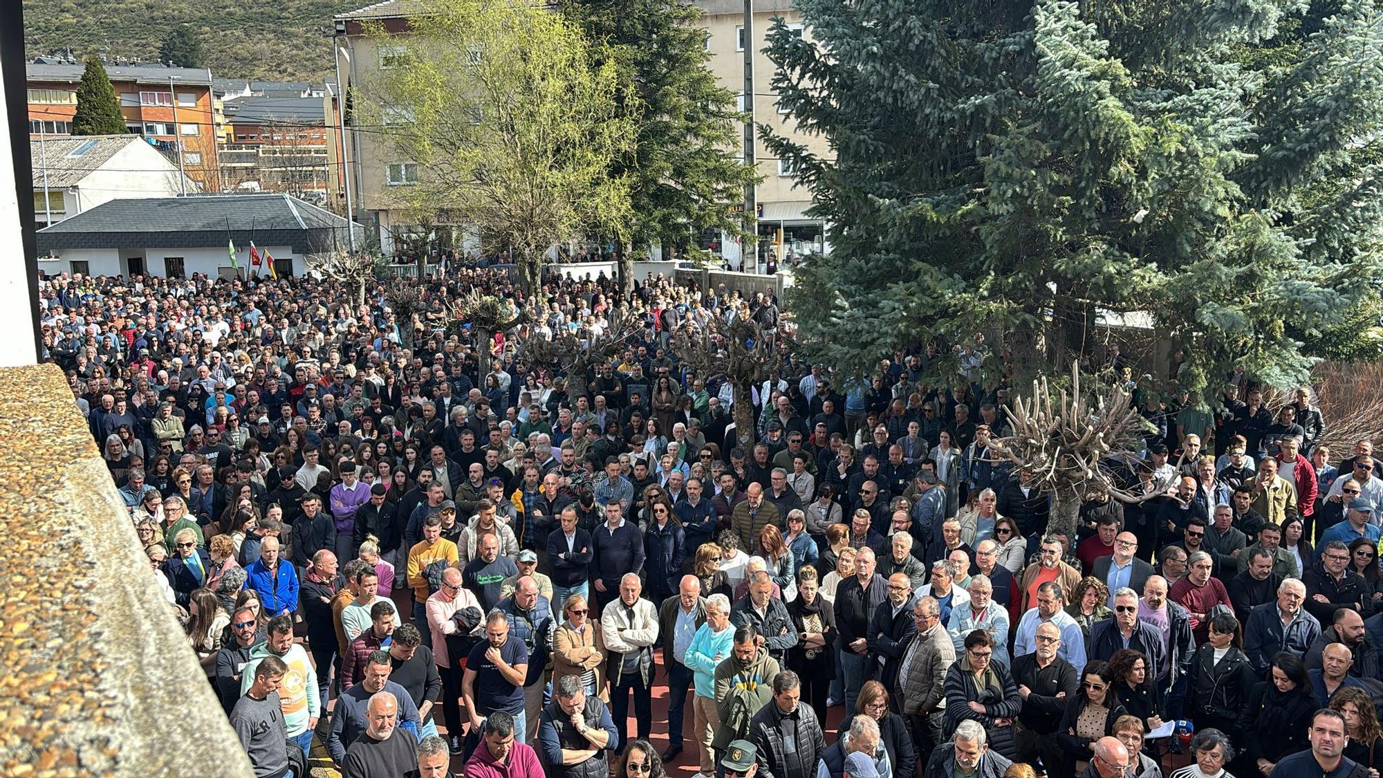 Cientos de personas en el exterior del polideportivo de Villablino siguiendo el funeral