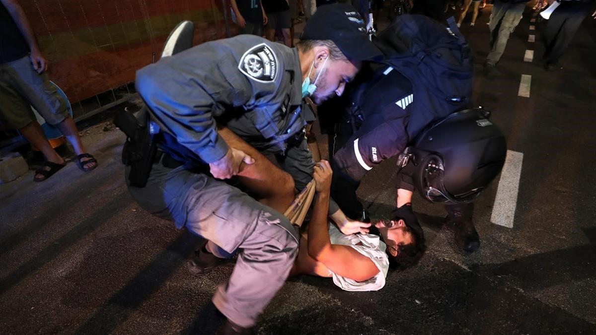 Un manifestante es detenido por la policía durante una protesta en Tel-Aviv, el pasado sábado.