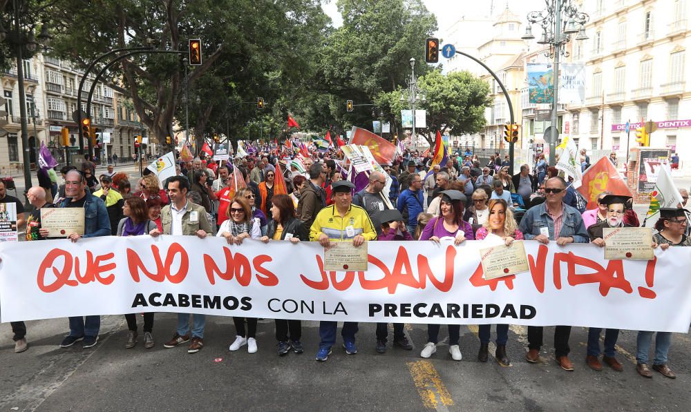 Miles de personas participan en la marcha convocada por los sindicatos para este martes, Día Internacional del Trabajo