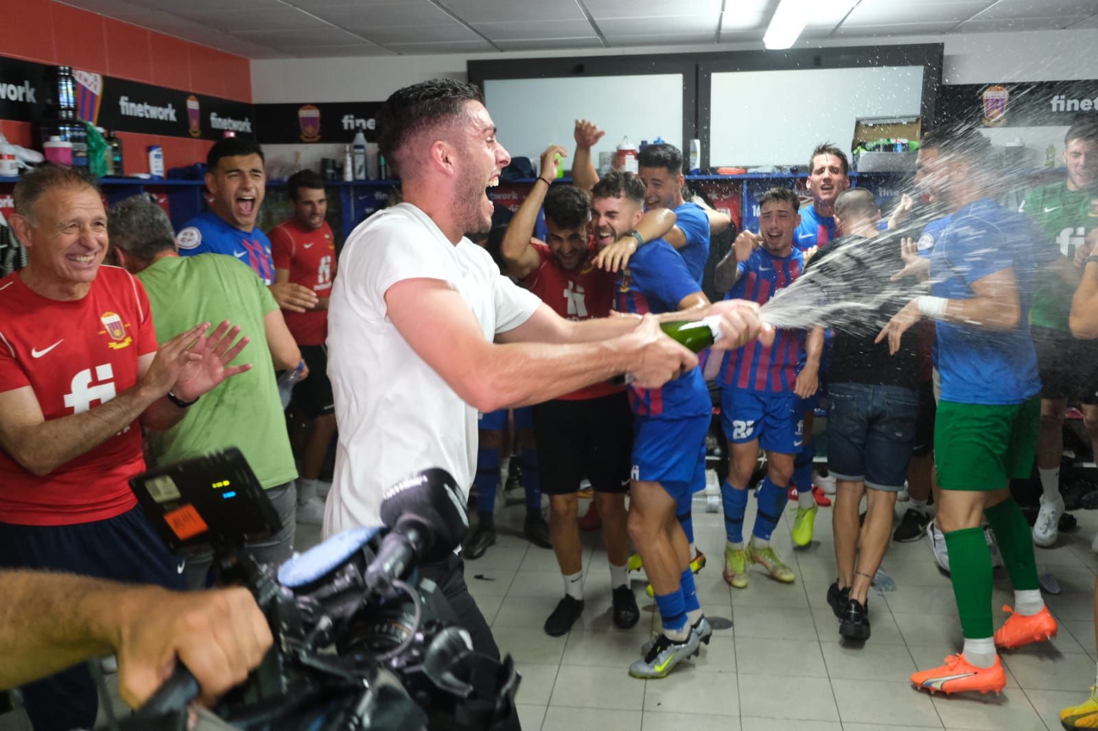 Celebración de los jugadores en el vestuario tras el ascenso del Eldense a Segunda División