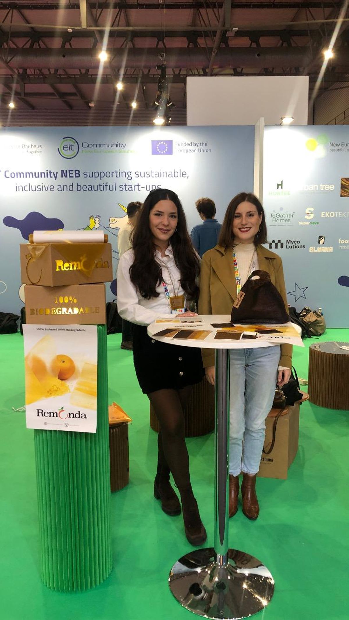 Celia Camacho y Marina Pérez, en el stand de Remonda en el Smartcity Expo 2024, en Barcelona, dentro del área dedicada por el Instituto Europeo de Tecnología a exhibir las startups innovadoras elegidas para su convocatoria Catalyse dentro del programa New European Bauhaus.