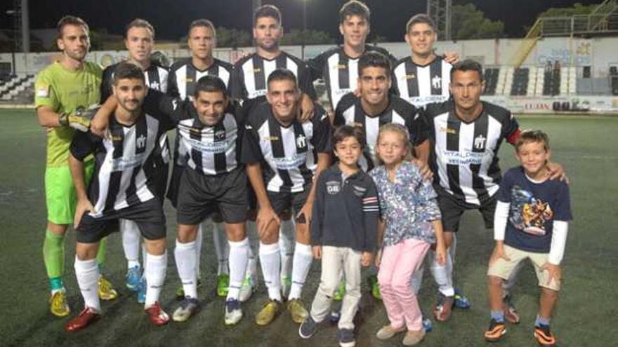 Los jugadores del once titular del equipo que entrena Tino Luis Cabrera en una imagen de esta temporada. | juan carlos castro