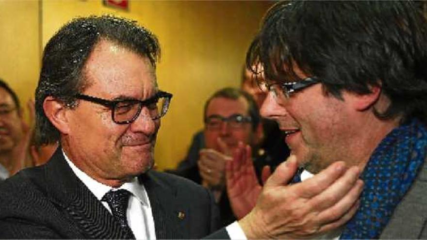 Mas felicita Puigdemont, el 130è president de la Generalitat de Catalunya