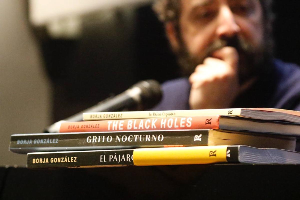 Borja González, al fondo, con algunos de los libros que ha publicado.