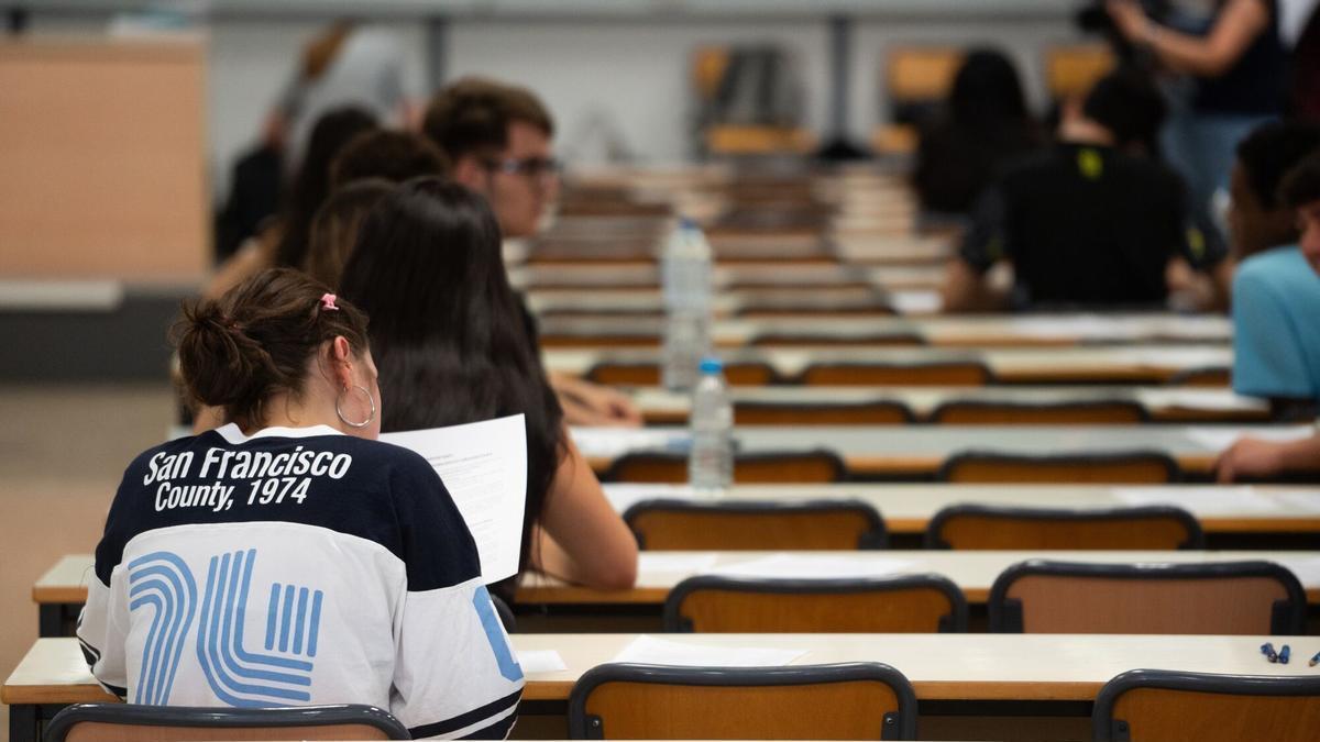 Estudiantes de bachillerato durante la convocatoria extraordinaria de EBAU.