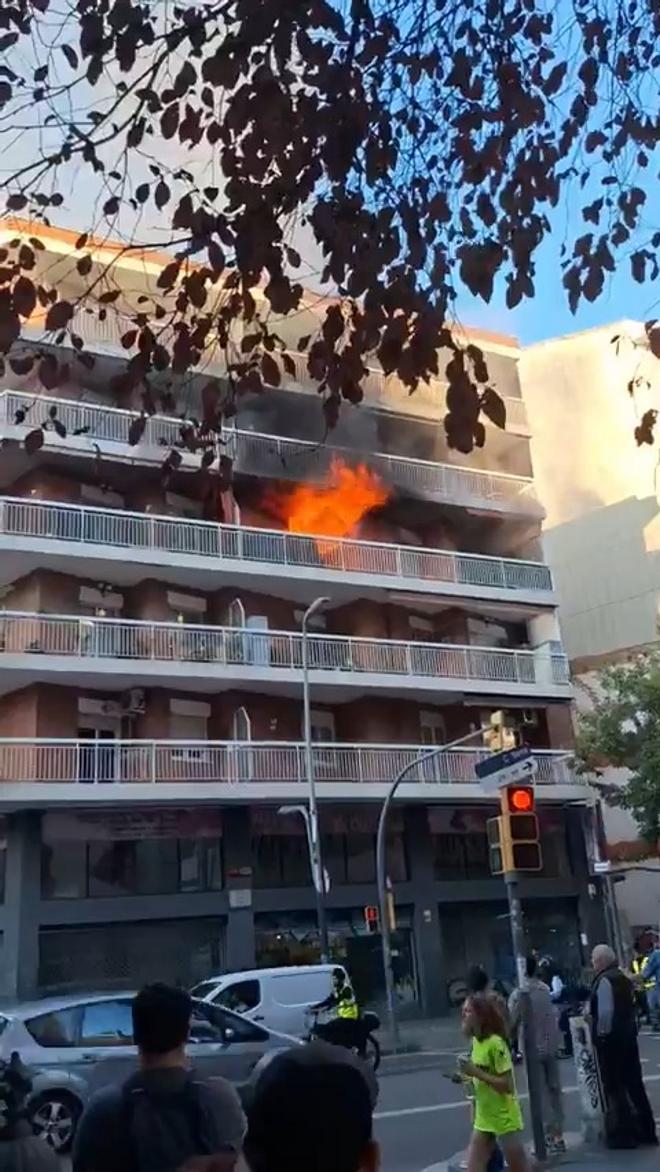 Vídeo  Muere un hombre en el incendio de una vivienda en Sants