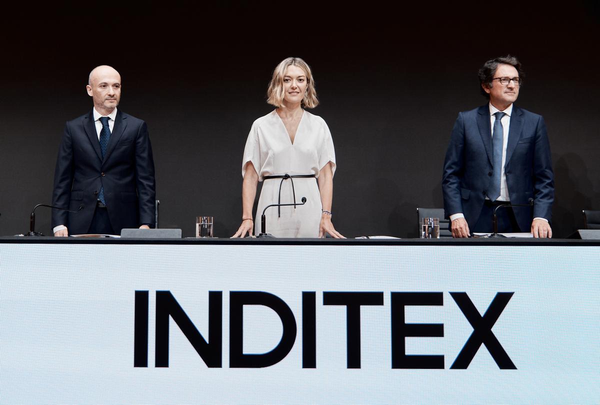 La presidenta de Inditex, Marta Ortega y, a su izquierda, el consejero Oscar García Maceiras en la Junta General de Accionistas de la compañía.