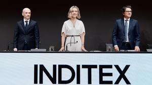 La presidenta de Inditex, Marta Ortega y, a su izquierda, el consejero Oscar García Maceiras en la Junta General de Accionistas de la compañía.