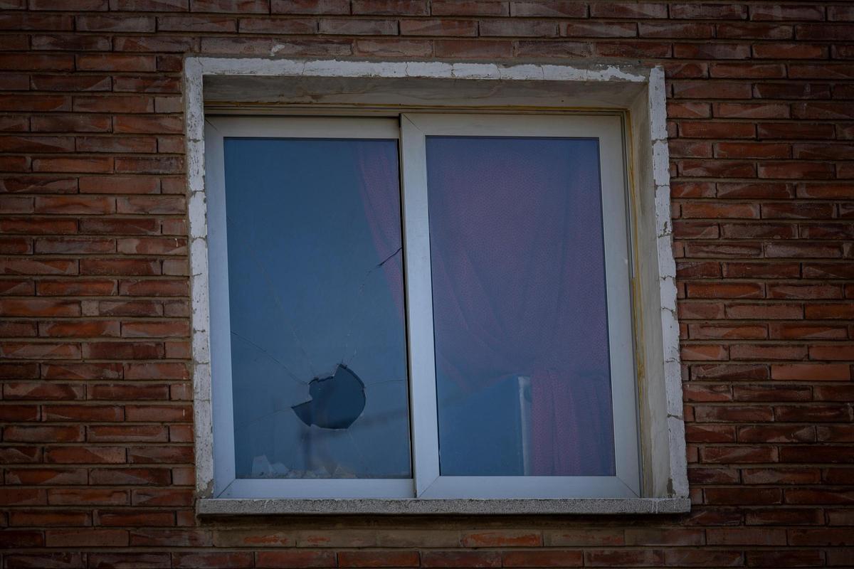 En imágenes | Un hombre se atrinchera en una vivienda de un barrio de ...