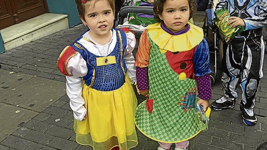 Los niños inundan de color el Carnaval