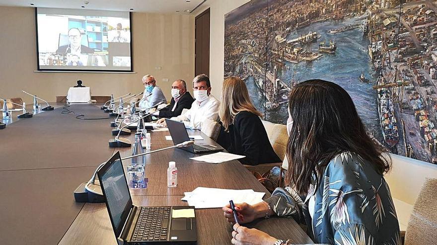 Un momento de la reunión del consejo de administración del Puerto de València, ayer, en el edificio del Reloj.