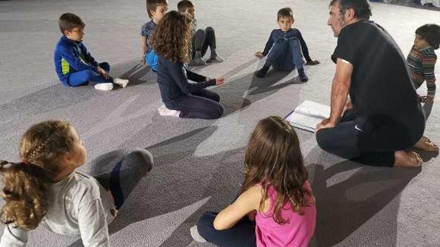 Un grupo de alumnos atiende, ayer, al profesor Lois Soaxe. // S.Á.