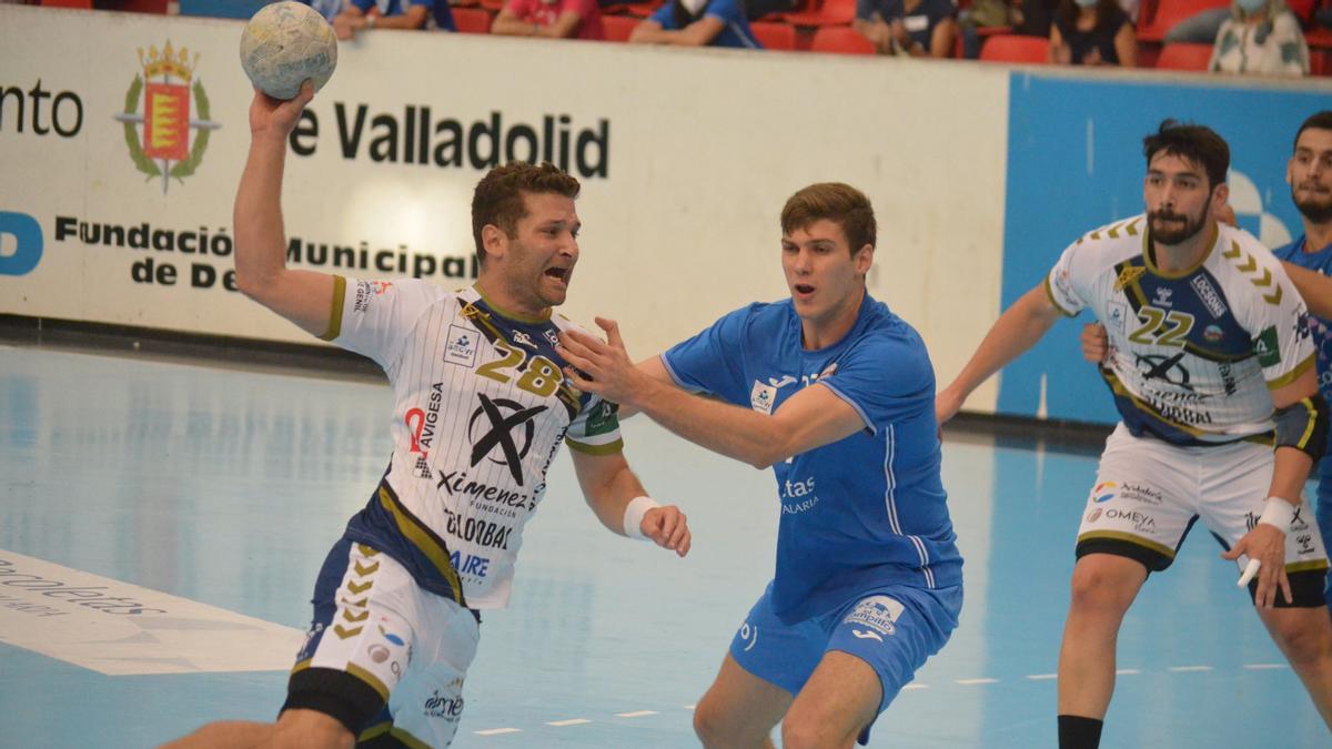 Chen Pomeranz ensaya el lanzamiento en el partido entre Recoletas Valladolid y Ángel Ximénez.