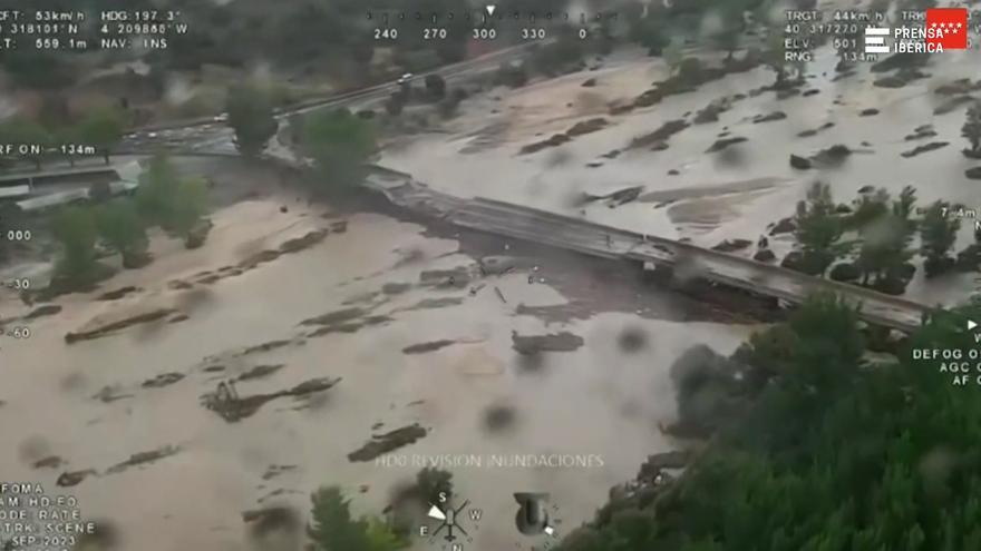 La crecida del cauce del río Alberche se lleva un puente en Aldea del Fresno