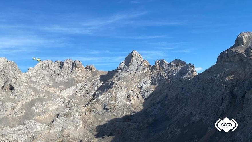 Rescatan a una mujer de 45 años que cayó varios metros en el pico Tesorero, en Cabrales