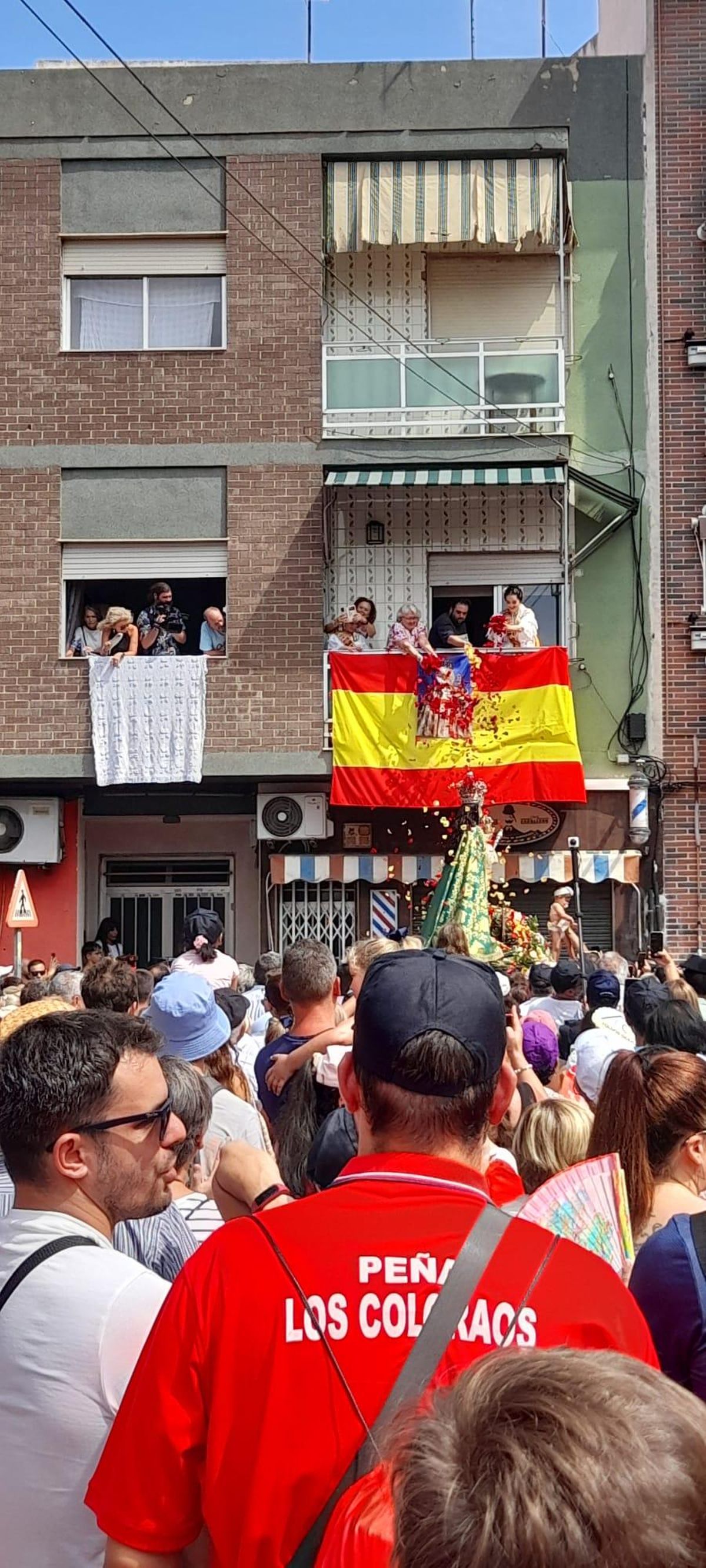 Las reinas de la huerta arrojan pétalos a la Virgen