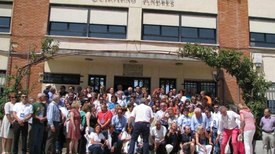 Foto de familia de los participantes a la puerta del instituto.