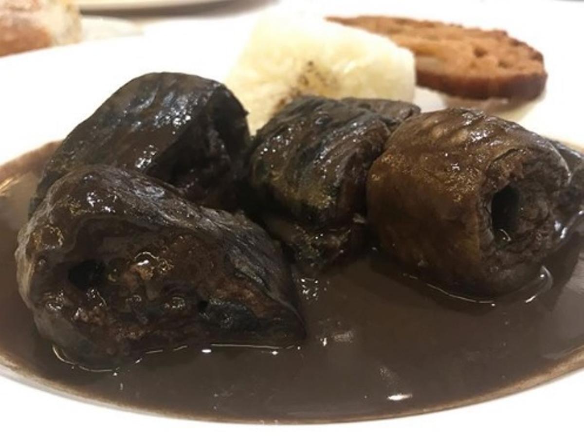 Lamprea a la bordalesa, guisada en su propia sangre.