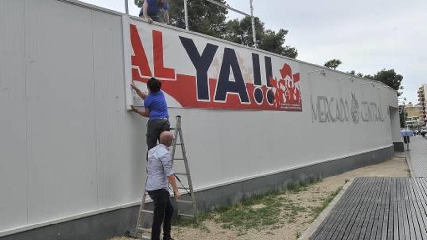 Retirada, ayer, de la lona gigante que estaba colocada en el edificio del mercado provisional.