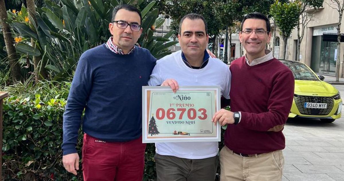 Los tres hermanos Carballeda loteros: Antonio (tiene la Administración 1 de Vigo), Herminio, en Xinzo donde vendió un décimo del gordo y Luis, con una administración en O Couto.