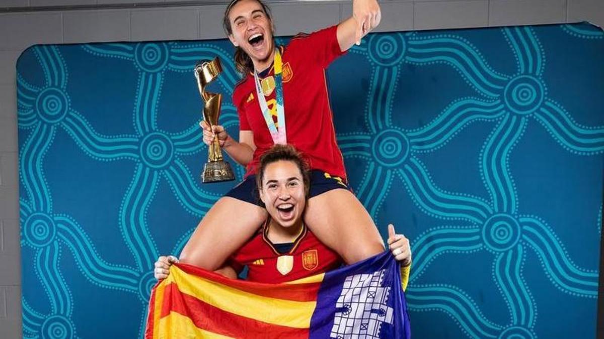 Cata y Mariona celebran la victoria en el Mundial de 2023.