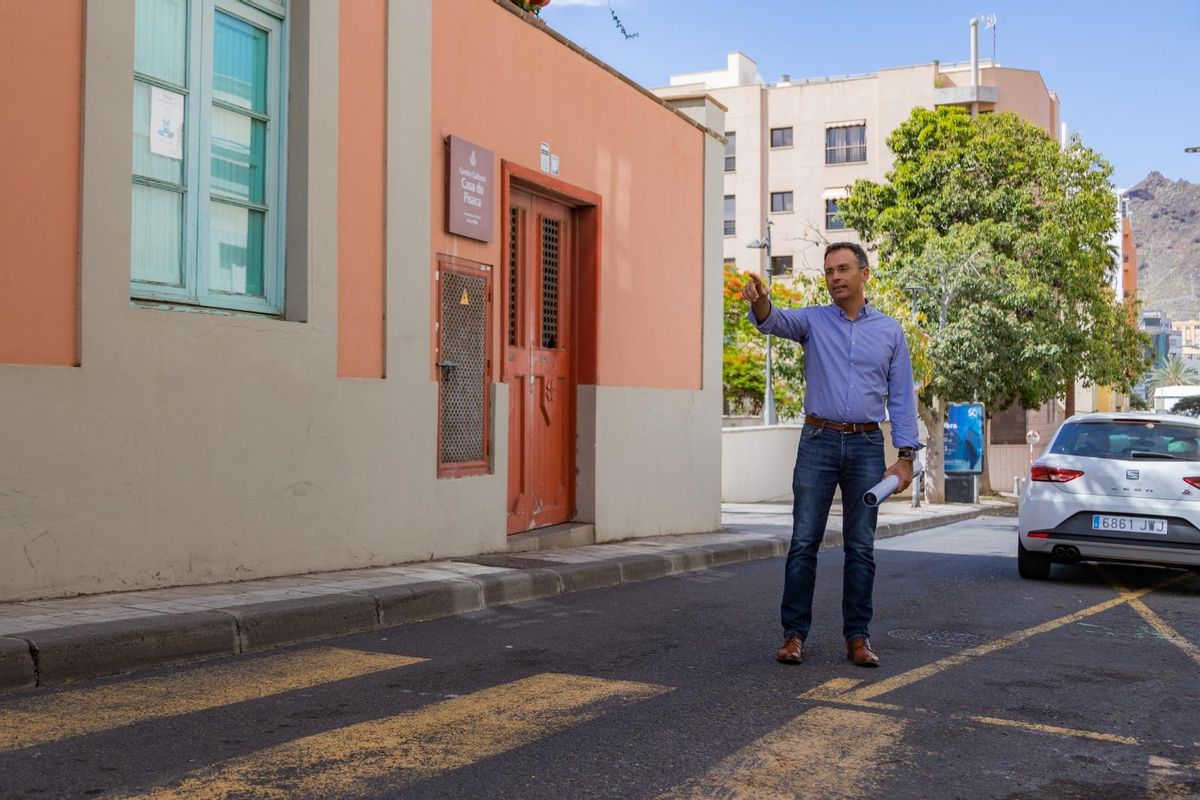 El edil de Servicios Públicos, Carlos Tarife, en la calle Santiago.