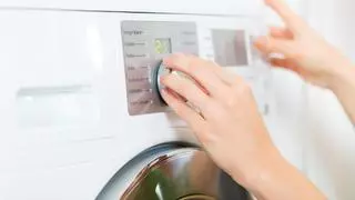 Este es el botón secreto de tu lavadora que dejará la ropa como nueva