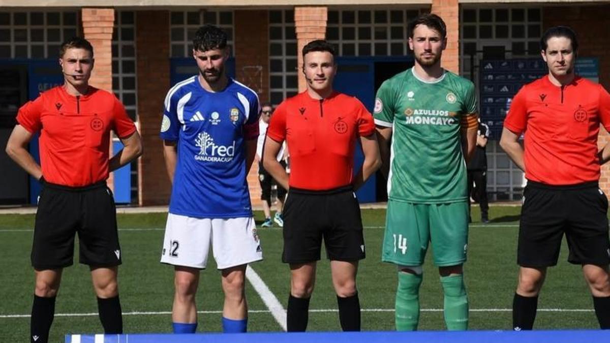 Los capitanes del Caspe y del Cuarte, junto al trio arbitral antes del inicio del partido de ida.
