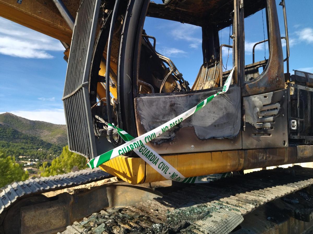 Otra de las máquinas a las que se prendió fuego y que ahora está precintada